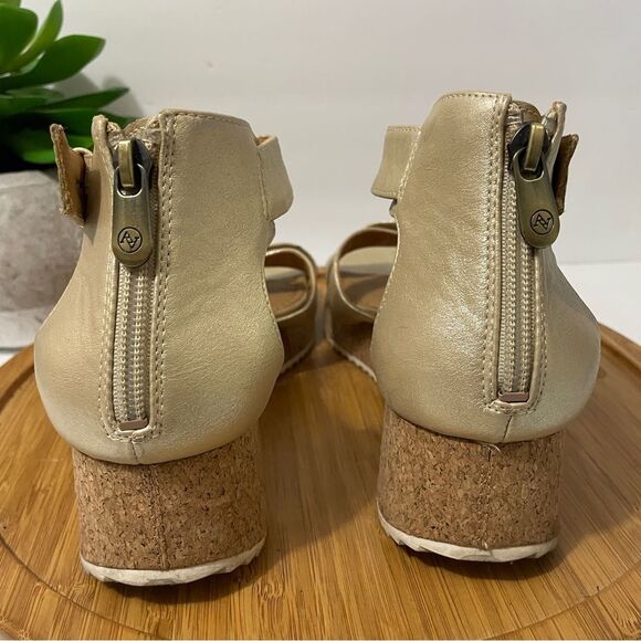 Adrienne Vittadini Cortz Gold Platform Sandal Women’s 10 Chunky‎ Metallic Wedge - Picture 4 of 9